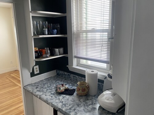 Bright, Sunny & Newly Renovated Duplex Close to Boston