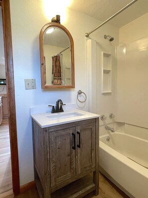 Combined shower/tub, hair dryer, towels