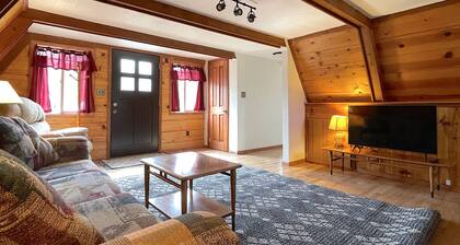 Downtown A-Frame- recently renovated, pet friendly