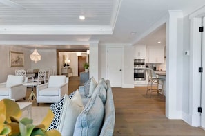 Een modern interieur met een zithoek, eethoek en keuken.