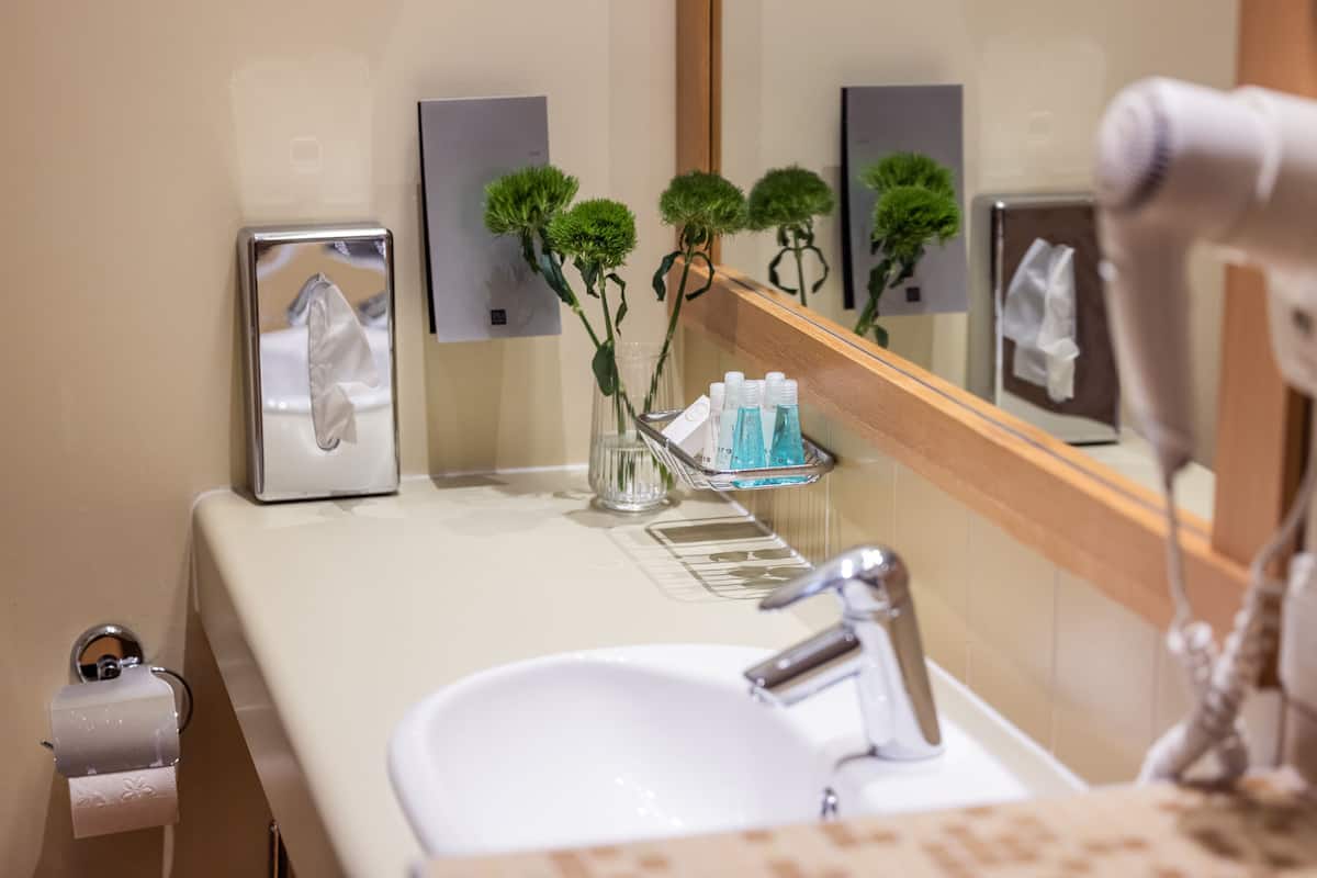 classic suite | bathroom | free toiletries, hair dryer, bathrobes, towels