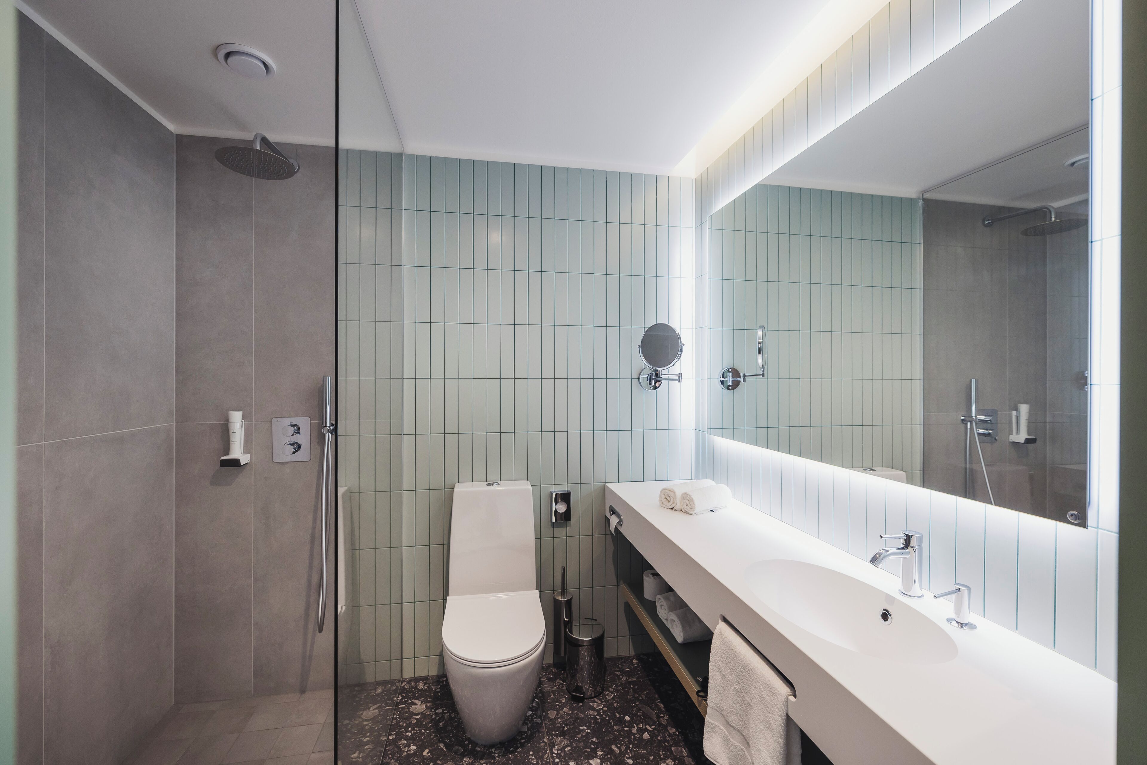 Habitación Deluxe doble | Baño | Artículos de higiene personal gratuitos, secador de pelo y albornoces