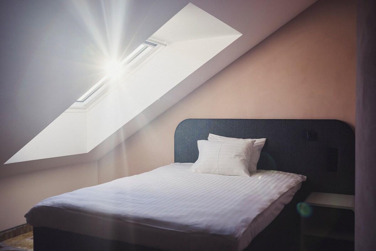 Standard Single Room | Desk, laptop workspace, blackout curtains