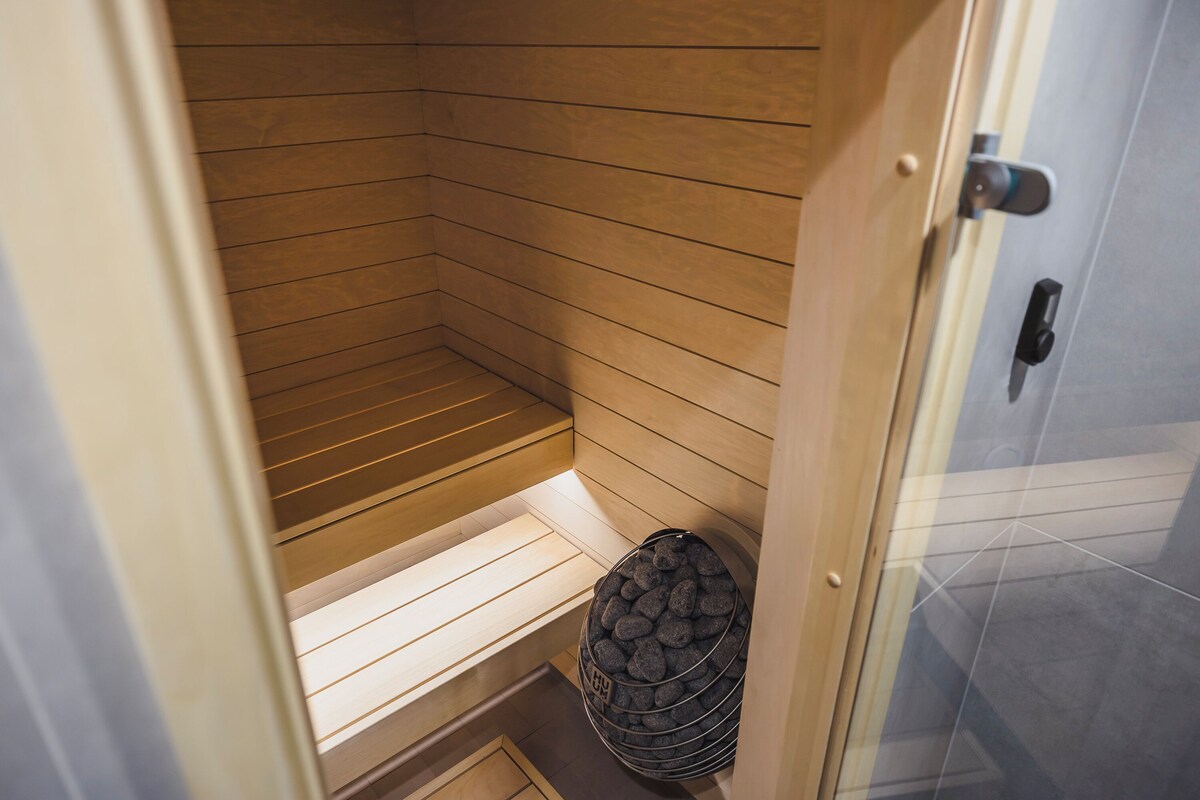 Superior Room, Sauna | Desk, laptop workspace, blackout curtains