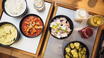 Café da manhã com buffet grátis todos os dias