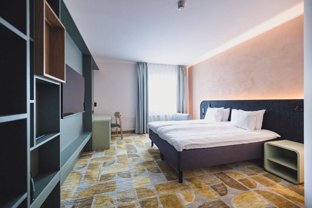 Standard Twin Room | Desk, laptop workspace, blackout curtains