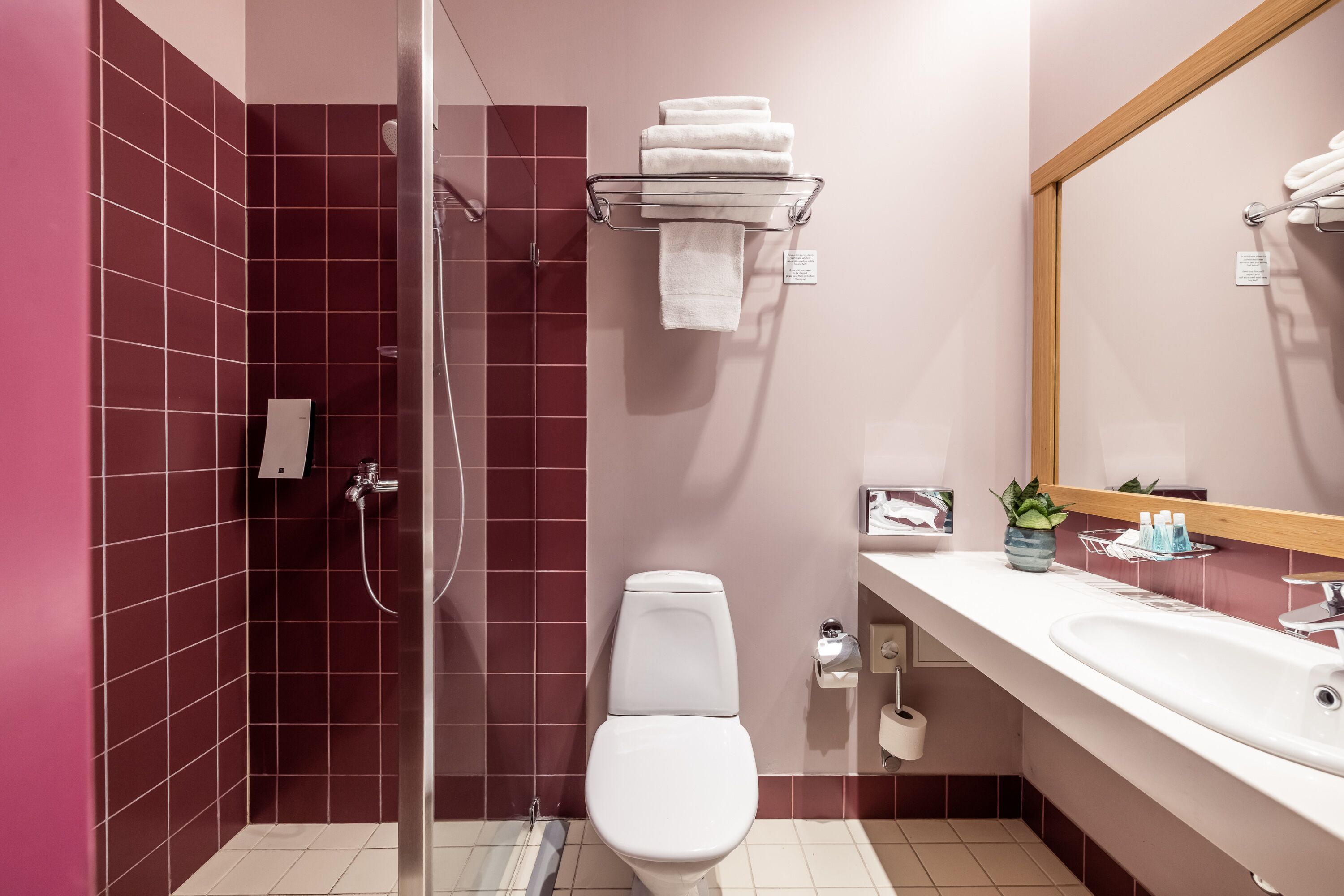 classic single room | bathroom | free toiletries, hair dryer, bathrobes, towels