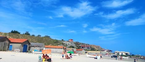 在海灘附近、躺椅