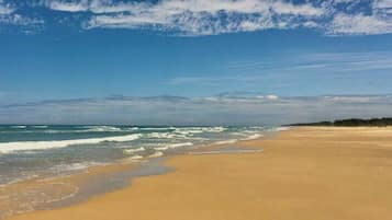 NĂ€ra stranden och solstolar