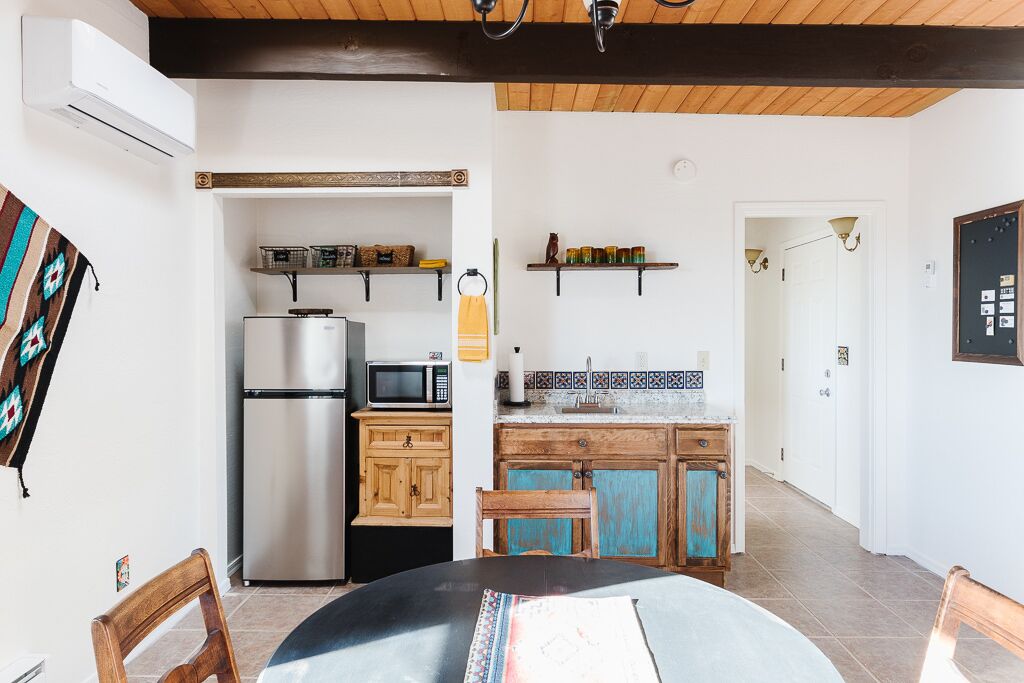 Refrigerador, microondas, parrilla de estufa y cafetera y tetera 