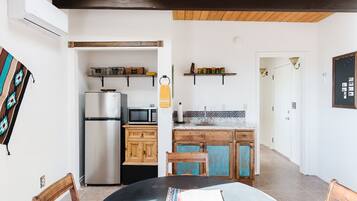 Refrigerador, microondas, parrilla de estufa y cafetera y tetera