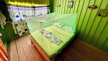 10 makuuhuonetta, työpöytä, vuodevaatteet