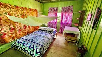 10 Schlafzimmer, Schreibtisch, Bettwäsche