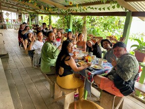 Outdoor dining - Amazonas Maloca Barü, Hostel Tikuna Macedonia  (Leticia)