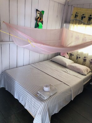 10 bedrooms, desk, free WiFi, bed sheets