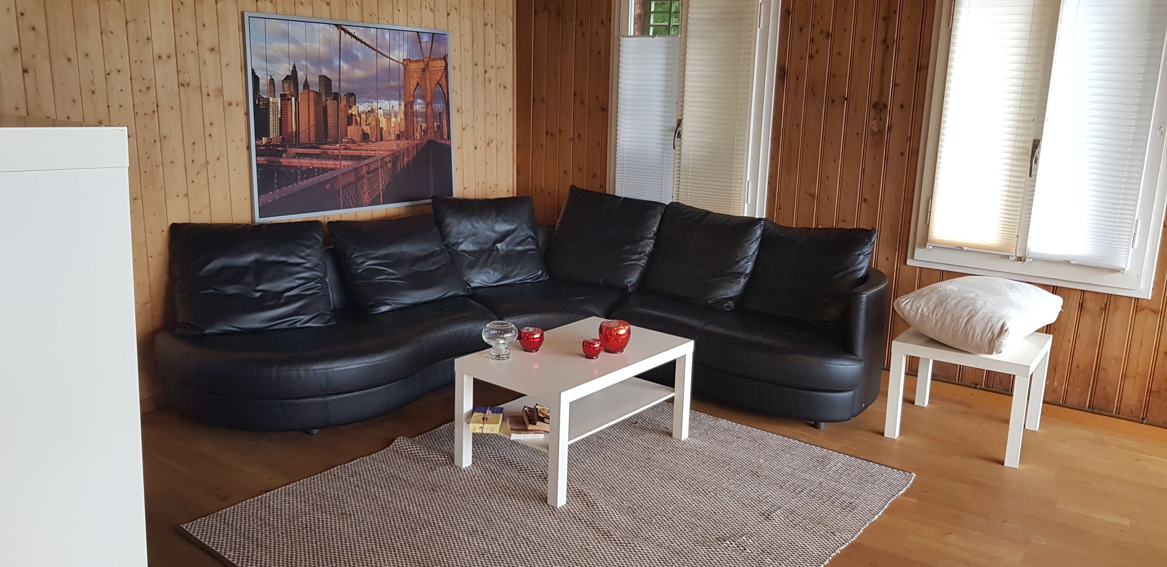 Fernseher, Kamin, Bücher, Stereoanlage