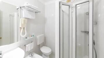 Pantoufles, bidet, serviettes fournies