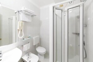 Pantoffels, een bidet, handdoeken