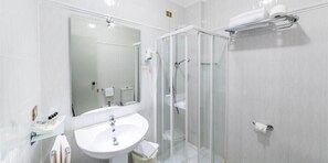 Standard Quadruple Room | Bathroom | Slippers, bidet, towels - Laerte Palace Hotel (Mogliano Veneto)