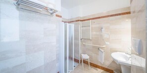 Standard-Doppel- oder -Zweibettzimmer | Badezimmer | Hausschuhe, Bidet, Handtücher