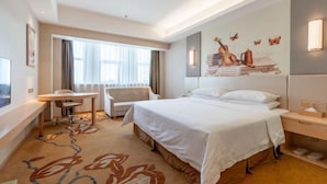 A hotel room with a large bed, a desk, a chair, and a window with curtains. - Vienna International Hotel (Zhongxiang Zhongbai Square) (Zhongxiang)