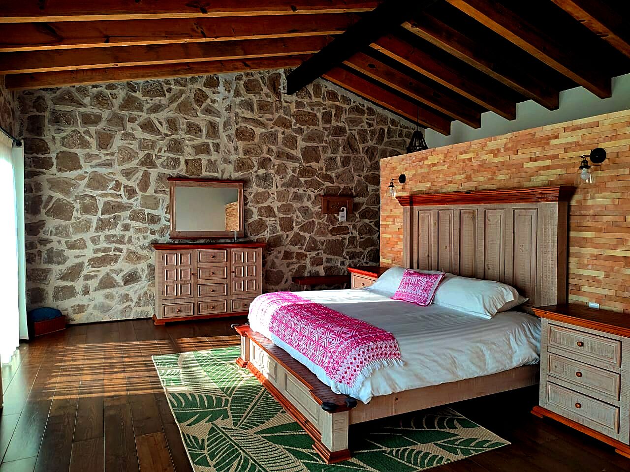 single room | premium bedding, down duvets, desk, laptop workspace