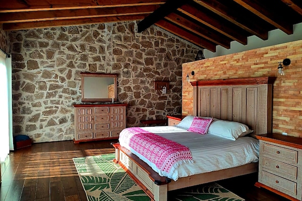 Single Room | Peralatan tempat tidur premium, gebar bulu kapas, meja