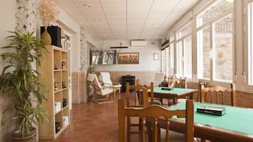 Una televisión de pantalla plana