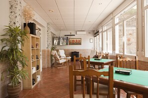 Una televisión de pantalla plana