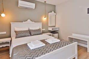 Basic Double Room, 1 King Bed, Mountain View