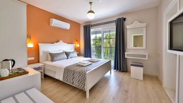 Standard-dobbeltværelse - 1 kingsize-seng - havudsigt | Pengeskab på værelset, mørklægningsgardiner, strygejern/strygebræt