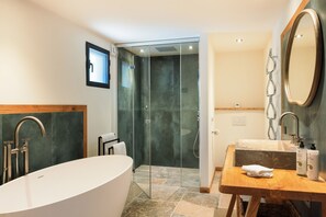 Chambre familiale | Salle de bain | Séchoir à cheveux, peignoirs, pantoufles, serviettes fournies