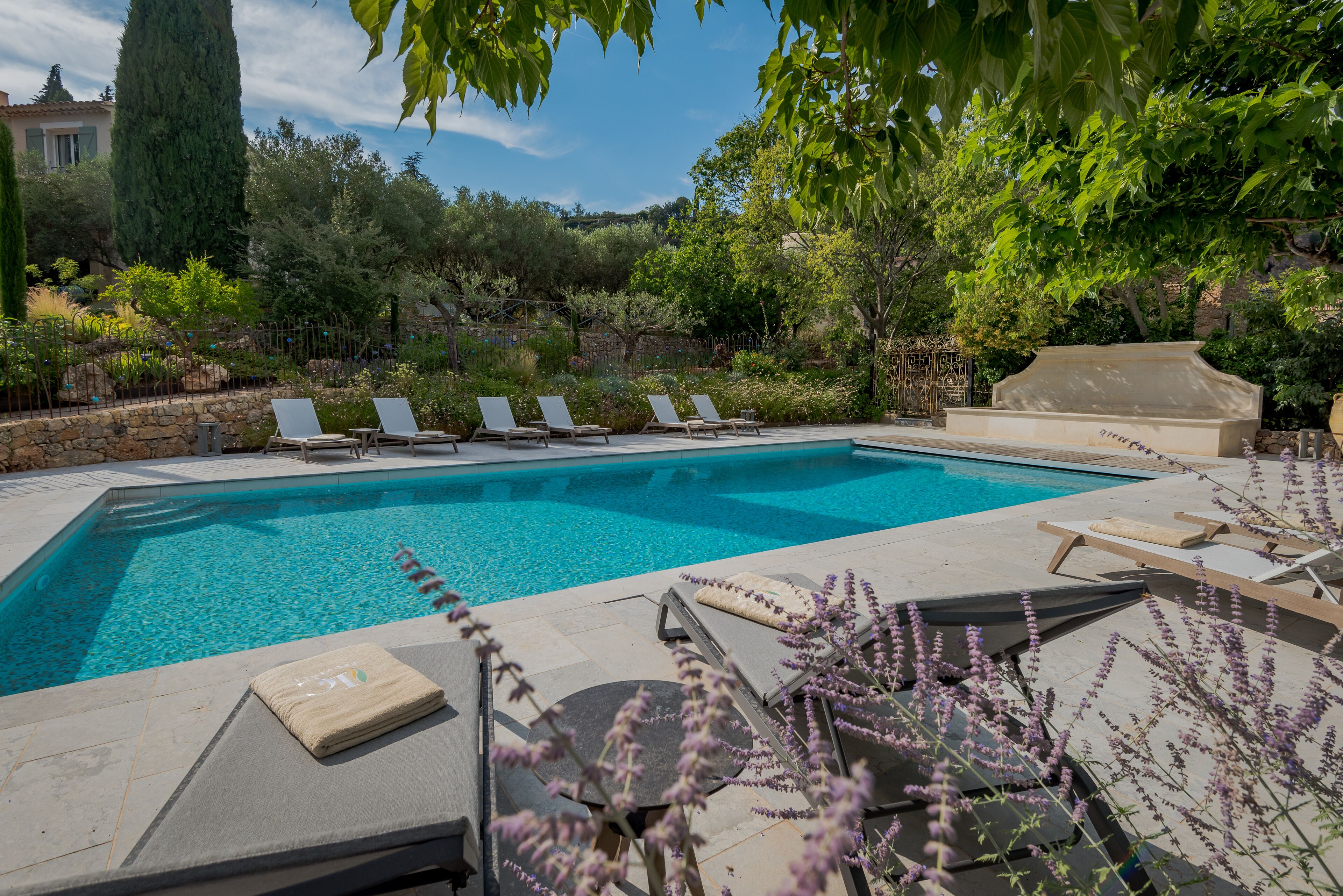 2 piscines extérieures, parasols de plage, chaises longues