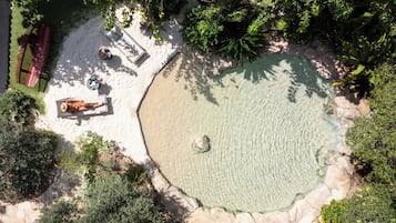 2 buitenzwembaden, parasols bij het zwembad en ligstoelen