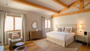 Superior kamer | Pillowtop-bedden, een minibar, een kluis op de kamer