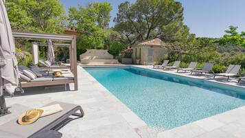 2 buitenzwembaden, parasols bij het zwembad en ligstoelen