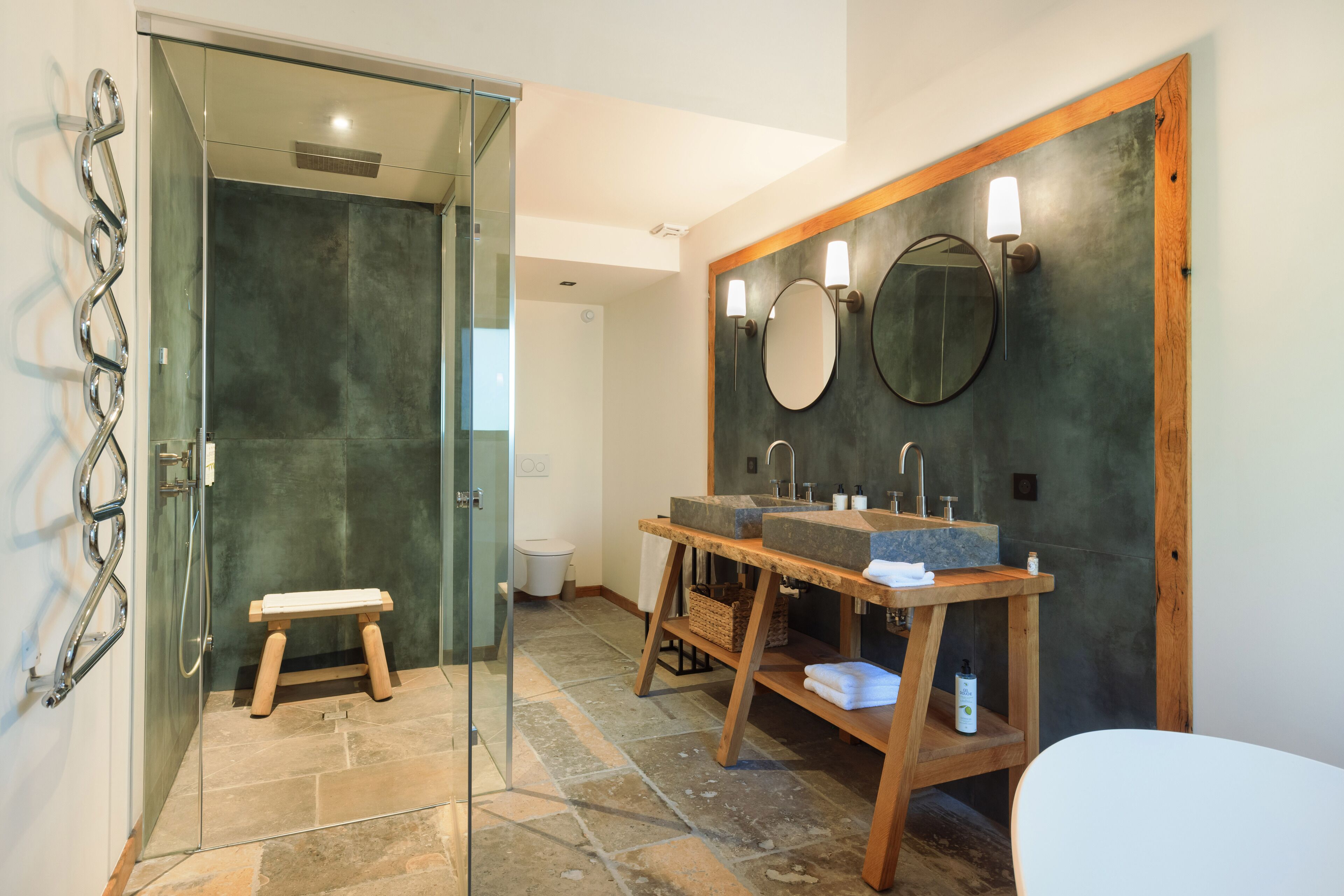 Habitación familiar | Baño | Secador de pelo, albornoces, zapatillas y toallas