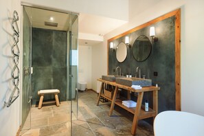 Family Room | Bathroom - Lou Calen Retreat (Cotignac)