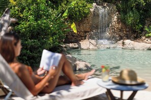 2 piscinas al aire libre, sombrillas, sillones reclinables de piscina