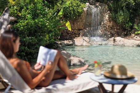2 piscinas al aire libre, sombrillas, sillones reclinables de piscina