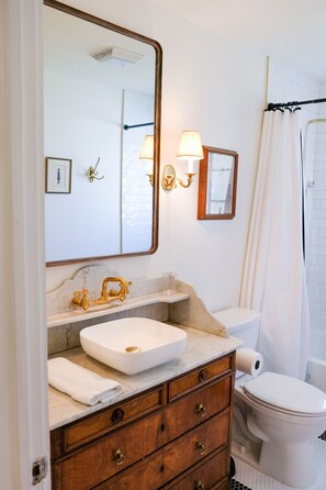 Tina con regadera, amenidades de baño gratuitas, secadora de cabello 