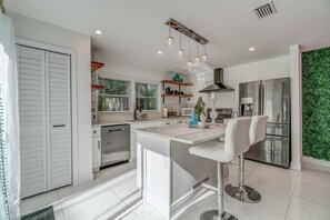 Kjøleskap, mikrobølgeovn, ovn og oppvaskmaskin