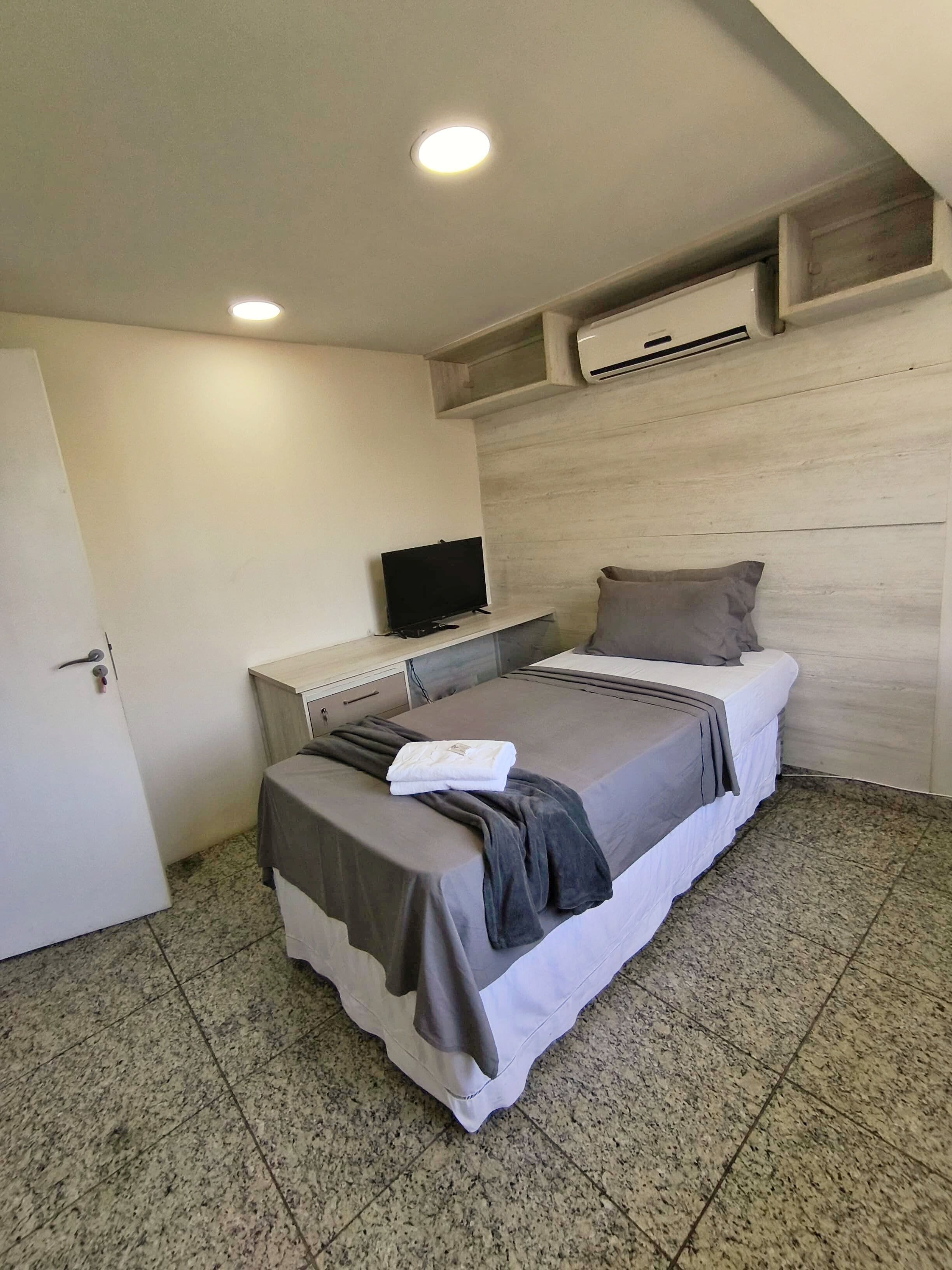 Quarto 04 | Roupas de cama premium, cortinas blackout, ferros/tábuas de passar roupa