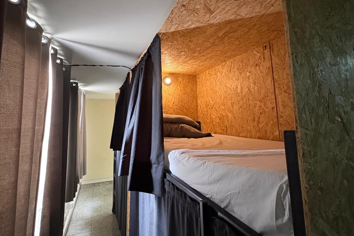ROOM 7 - MIXED SHARED | Premium bedding, blackout drapes, iron/ironing board, free WiFi