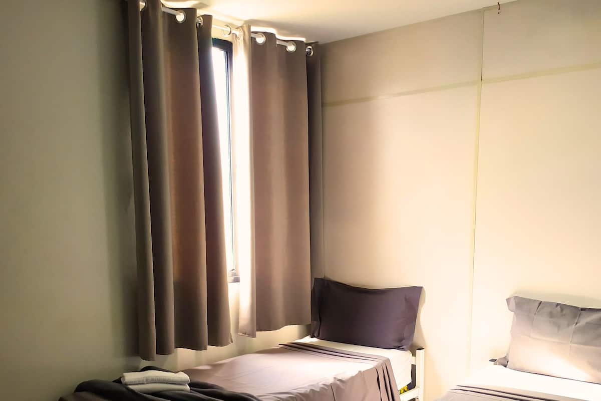 Quarto 05 | Ropa de cama de alta calidad y cortinas blackout
