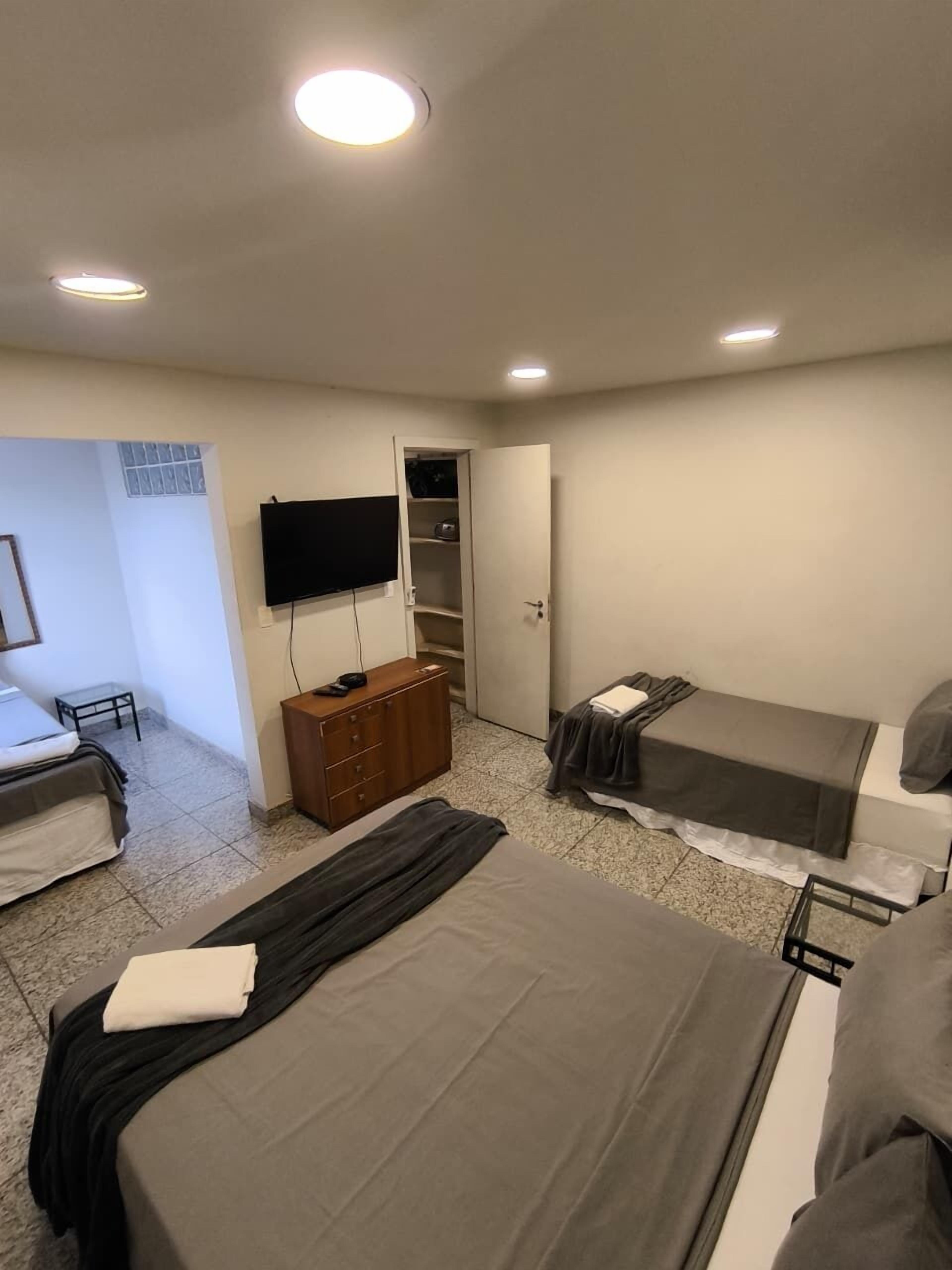 Quarto 03 | เครื่องนอนระดับพรีเมียม, ผ้าม่านกันแสง, เตารีด/โต๊ะรีดผ้า, Wi-Fi ฟรี