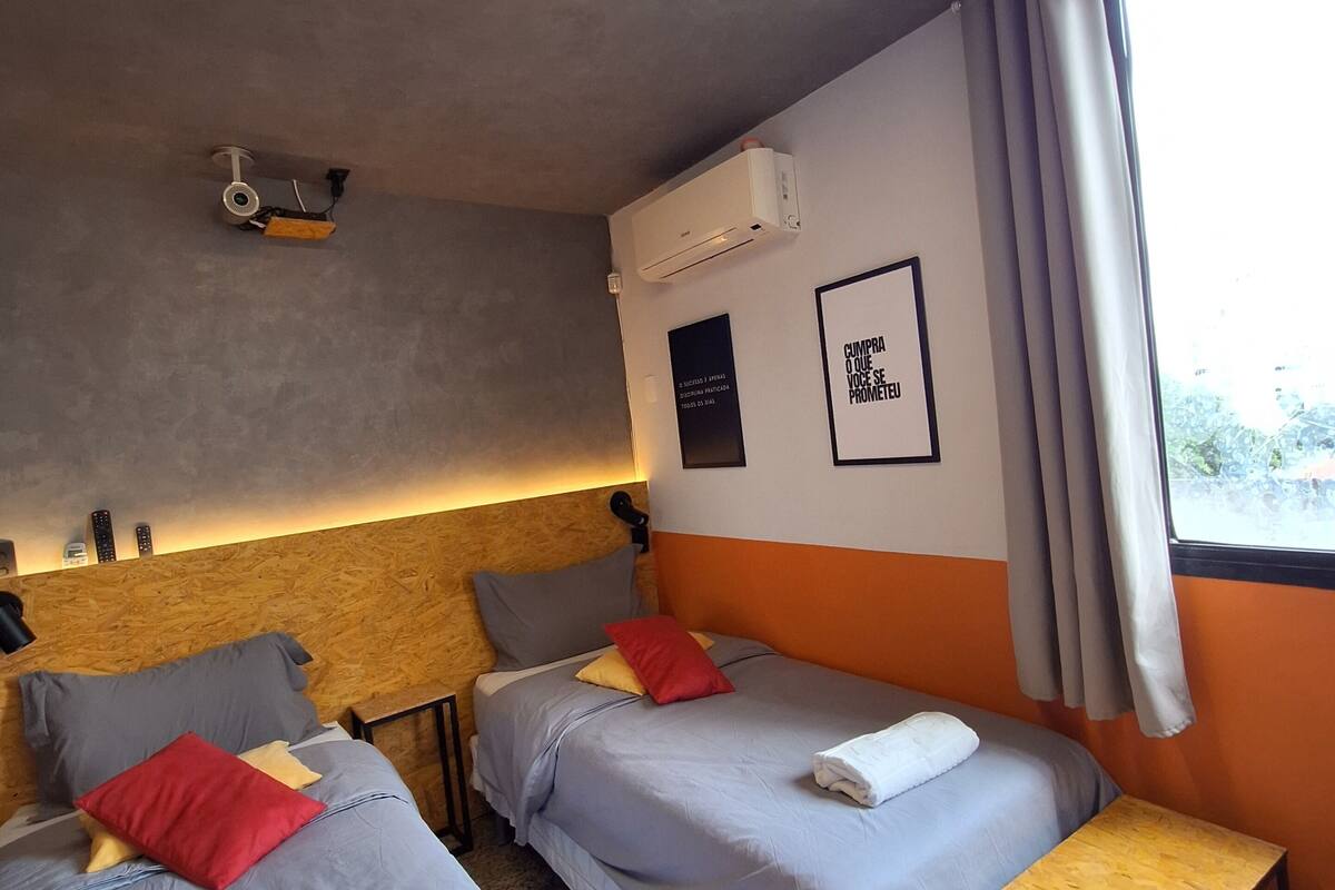 Ropa de cama de alta calidad, minibar y cortinas blackout 