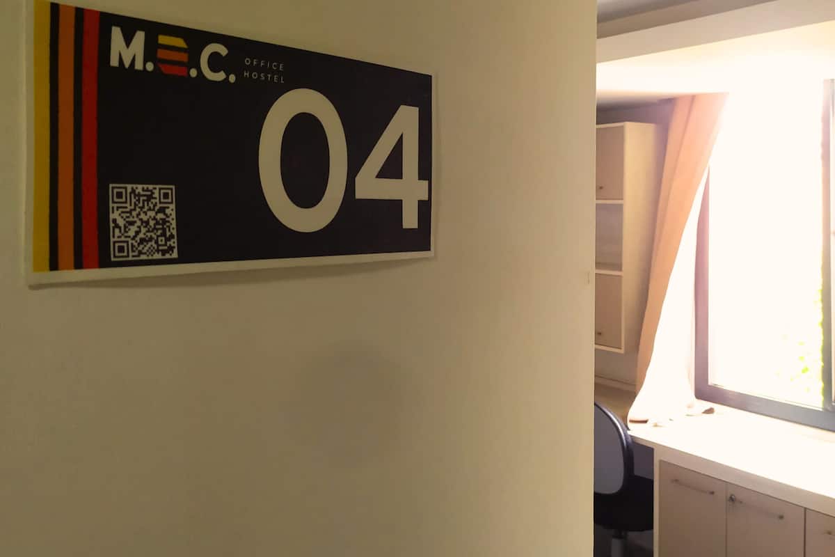 Quarto 04 | Ropa de cama de alta calidad y cortinas blackout