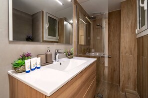 Departamento de diseñador, vista a la ciudad | Baño | Regadera, secadora de cabello, toallas, jabón 