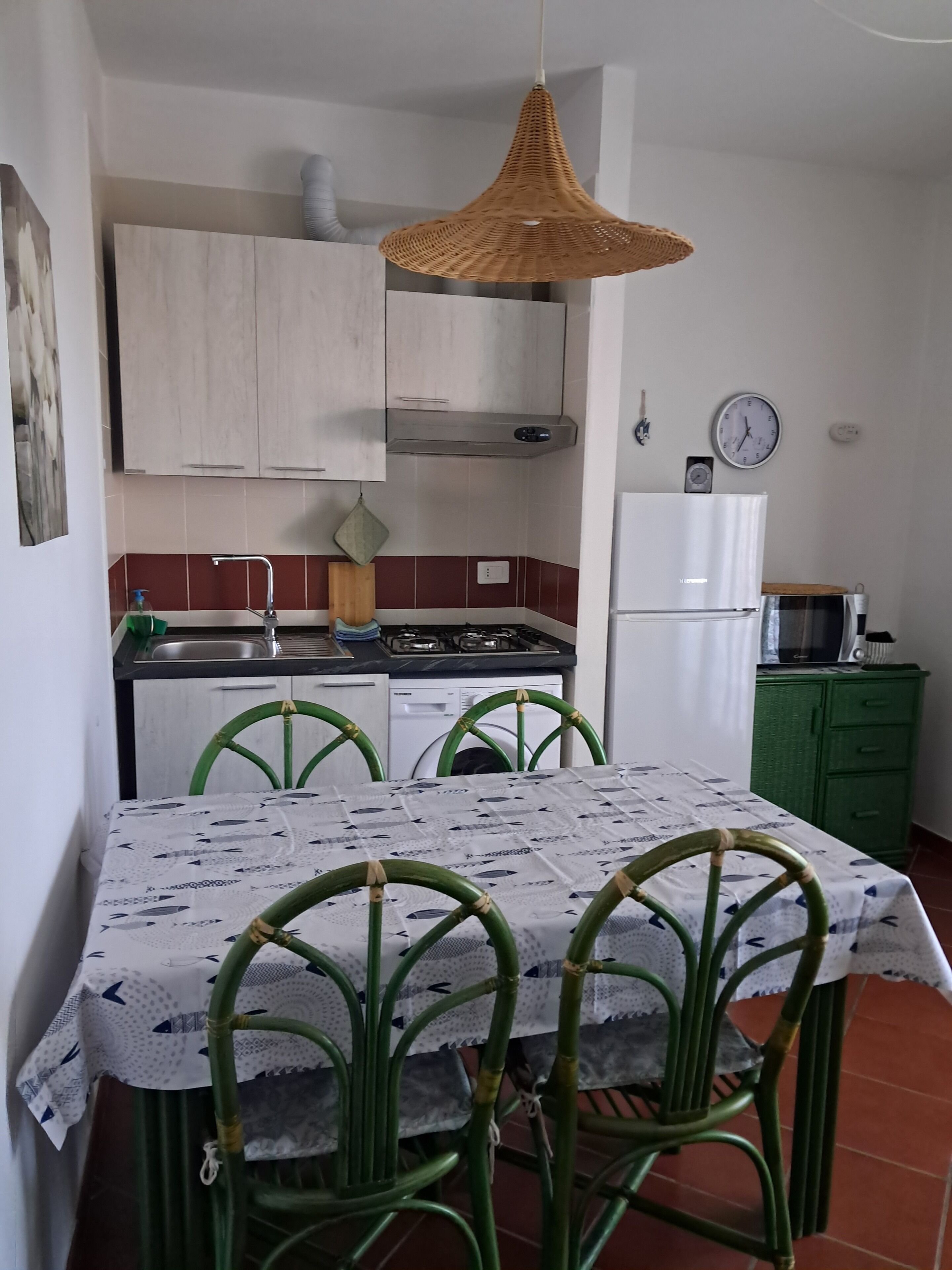 Kühlschrank, Mikrowelle, Herdplatte, Wasserkocher mit Kaffee-/Teezubehör